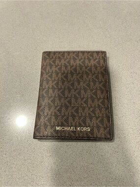 MICHAEL KORS Jet Set Travel Passport Case Wallet